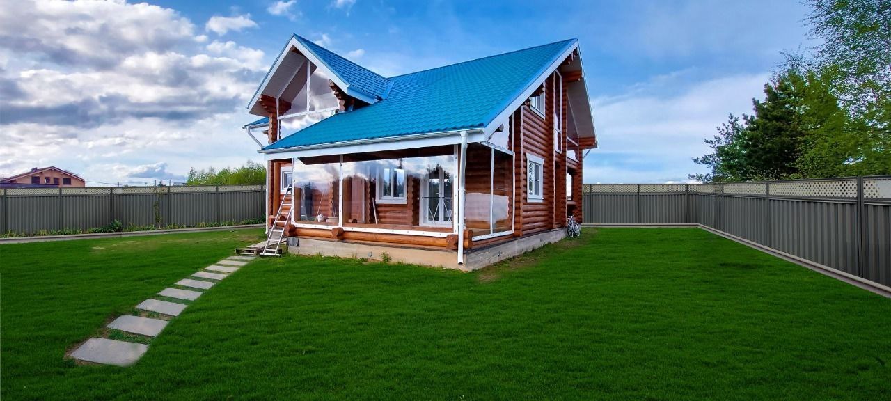 Мягкие окна на веранде загородного дома в Удельной